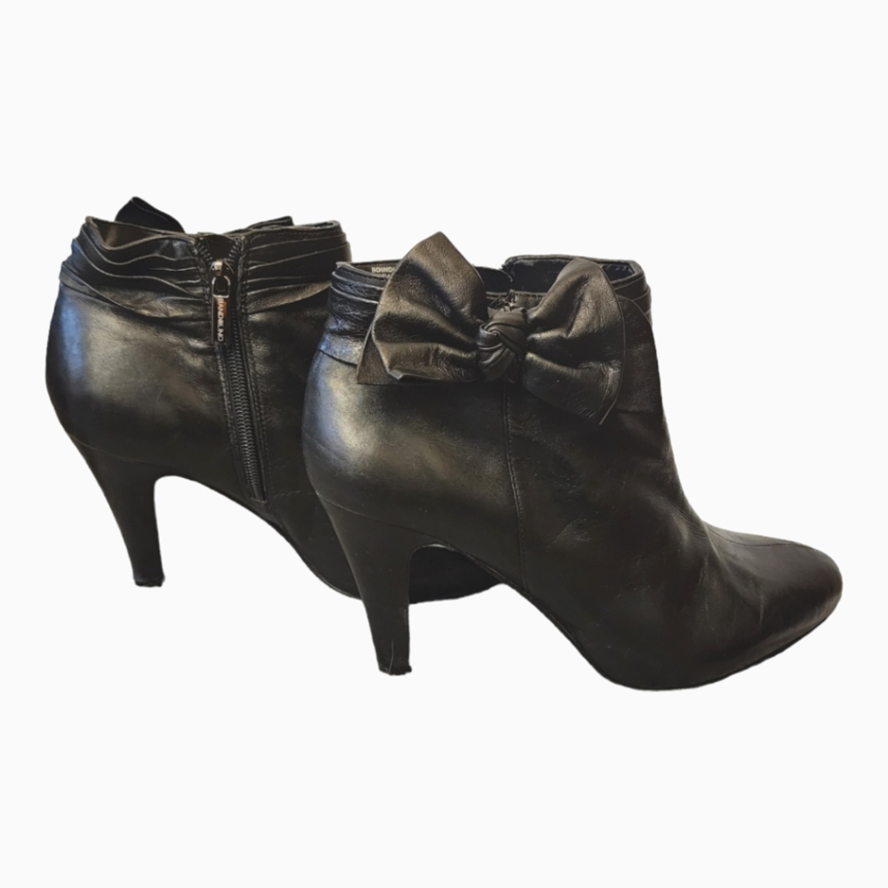 Bandolino Black Leather Booties with Bow Detail Mid Heel